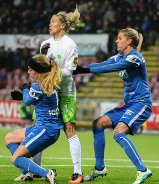 Wolfsburgs Lara Dickenmann kläms mellan Eskilstuna Uniteds