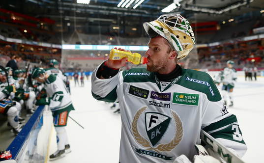 Färjestads målvakt Lars Haugen dricker