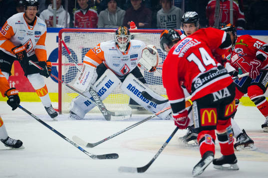 Örebros Tom Wandell och Karlskronas målvakt Johan