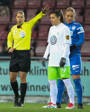 Domare Cristina Dorcioman blåser igång fotbollsmatchen i