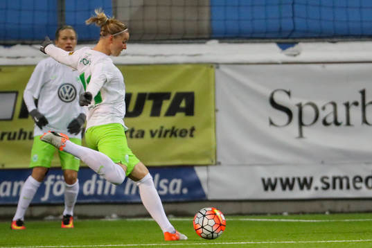 Wolfsburgs Alexandra Popp skjuter mot mål