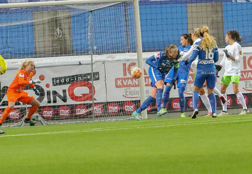 Wolfsburgs Zsanett Jakabfi gör 2-0 målet