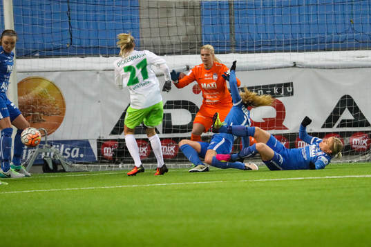Tilltrasslad situation framför Eskilstuna Uniteds Målvakt