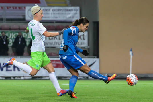 Eskilstuna Uniteds Marija Banusic skjuter sitt 1-2 mål