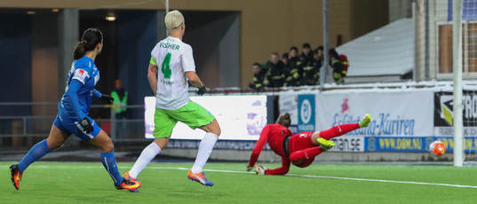 Eskilstuna Uniteds Marija Banusic  ser bollen gå i i mål