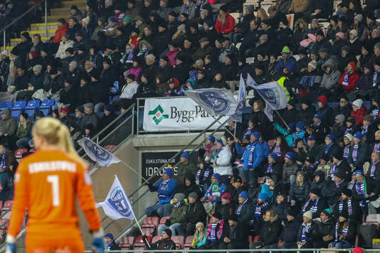 Eskilstuna Uniteds Målvakt Emelie Lundberg framför fansen