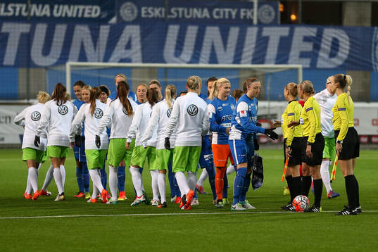Eskilstuna United mot Wolfsburg innan fotbollsmatchen i