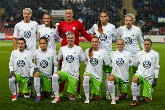 Wolfsburgs startelva innan fotbollsmatchen i Champions