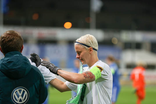 Wolfsburgs Nilla Fischer innan fotbollsmatchen i Champions