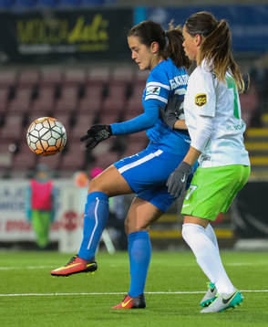 Eskilstuna Uniteds Marija Banusic jonglerar med bollen