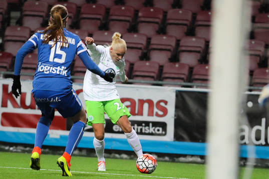 Wolfsburgs Isabel Kerschowski skjuter mot mål