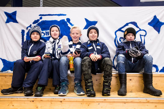Unga supporters innan ishockeymatchen i SHL mellan Leksand