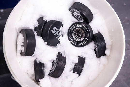 Puckar innan ishockeymatchen i SHL mellan Leksand och