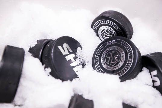 Puckar innan ishockeymatchen i SHL mellan Leksand och