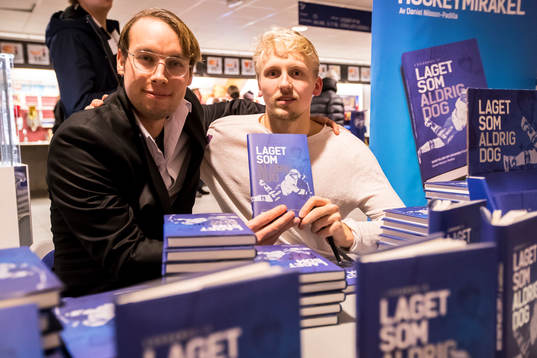 Daniel Nilsson-Padila signerar böcker