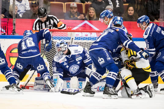 Trångt framför Leksands målvakt Henrik Haukeland János