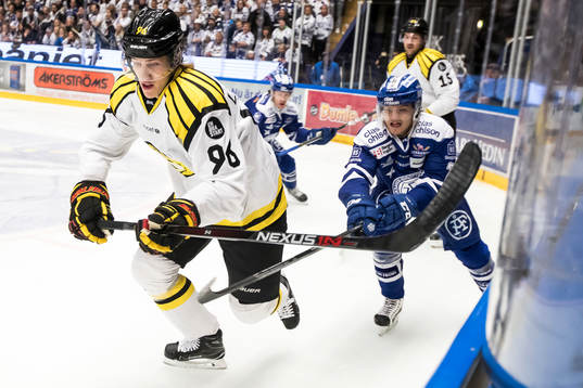 Brynäs Oskar Lindblom jagas av Leksands Johan Olofsson  i
