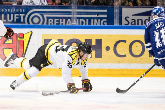 Brynäs Elias Fäldt i ishockeymatchen i SHL mellan Leksand