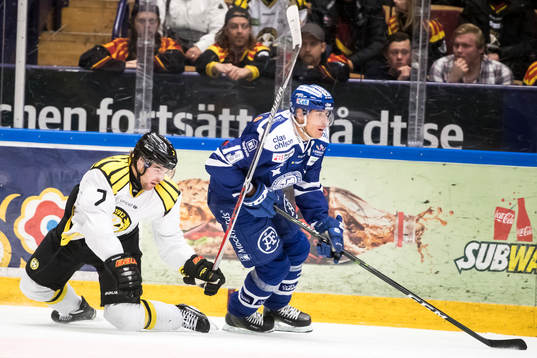 Brynäs Ponthus Westerholm bakom Leksands Jon Knuts  i
