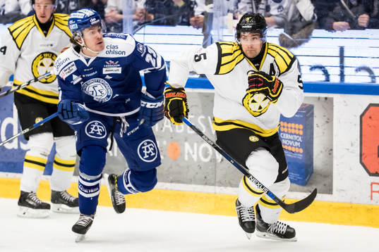 Leksands Sondre Olden jagar Brynäs Lukas Kilström  i
