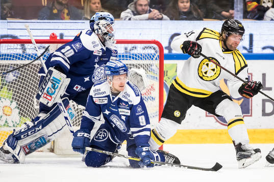 Leksands Lukas Ericsson på knä framför Leksands målvakt