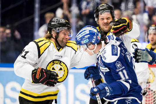 Leksands Martin Karlsson i fight med Brynäs Jonathan