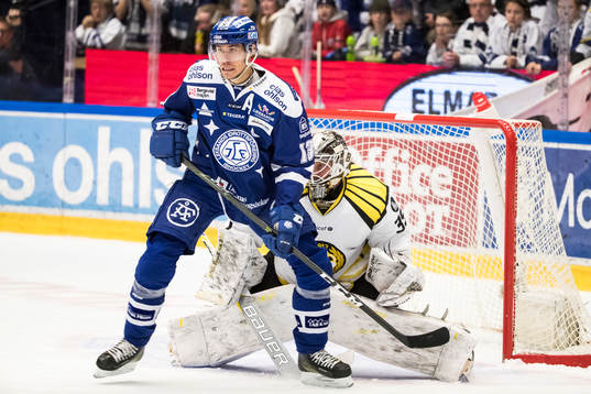 Leksands Jon Knuts framför Brynäs målvakt David Rautio