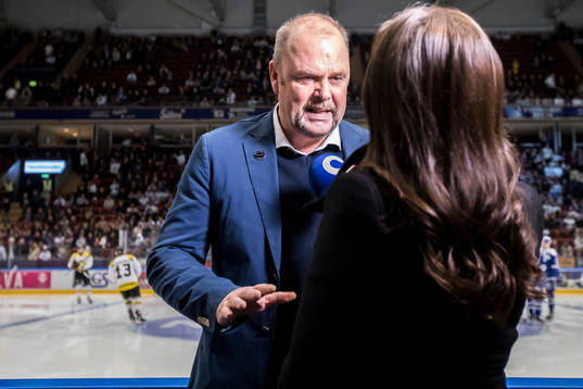 Leksands tränare Per-Erik Johnsson intervieuvas innan 2