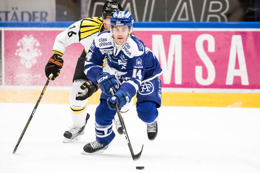 Leksands Oskar Lang jagas av Brynäs Daniel Paille  i