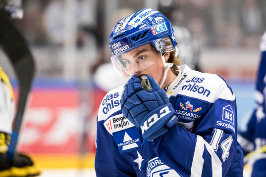 Leksands Oskar Lang  i ishockeymatchen i SHL mellan Leksand