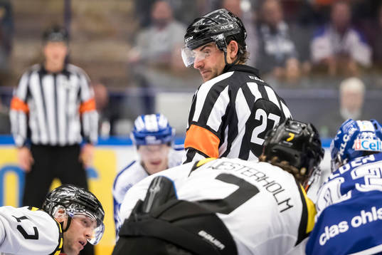 Domare Mikael Sjökvist i ishockeymatchen i SHL mellan