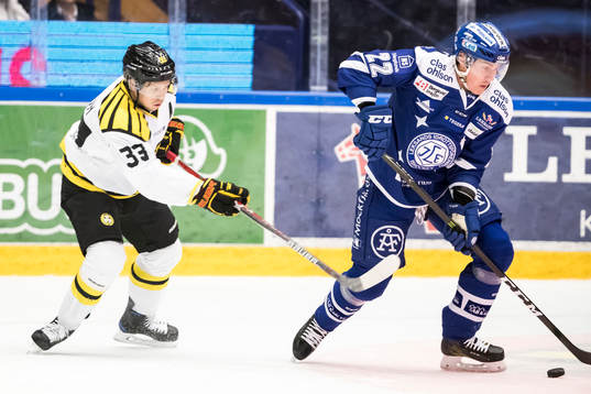 Leksands Martin Grönberg jagas av Brynäs Elias Fäldt i