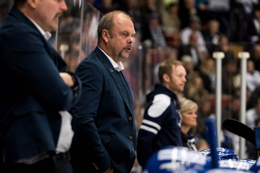 Leksands tränare Per-Erik Johnsson  i ishockeymatchen i