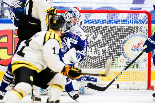 Leksands målvakt Henrik Haukeland släpper in 1-3