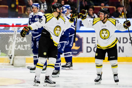 Brynäs Jesper Jensen och Kevin Clark jublar