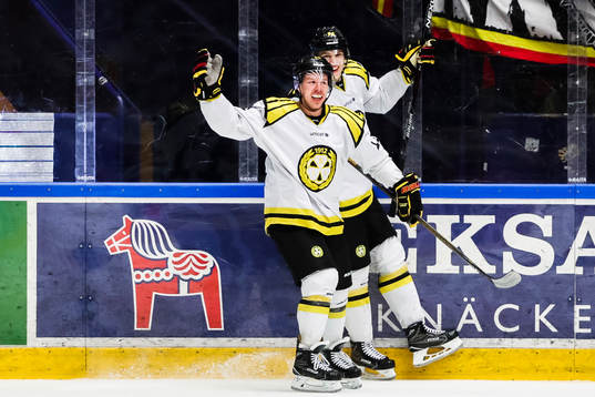Brynäs Kevin Clark och Oskar Lindblom jublar