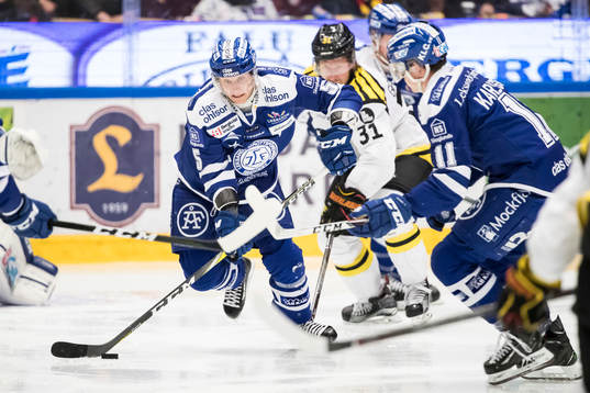 Leksands Ben Youds med pucken framför Brynäs Jonathan