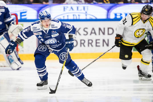 Leksands Ben Youds med pucken framför Brynäs Jonathan
