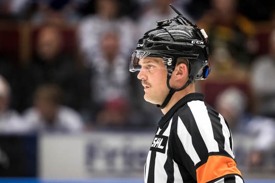 Domare Mikael Nord med hjälmkamera i ishockeymatchen i SHL