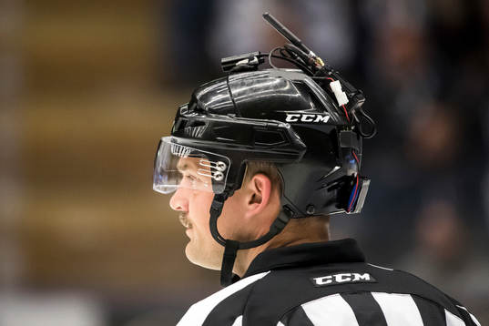 Domare Mikael Nord med hjälmkamera i ishockeymatchen i SHL