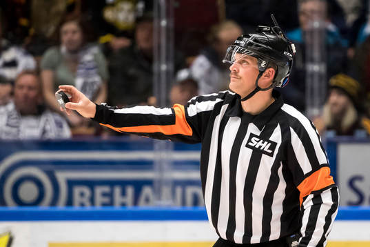 Domare Mikael Nord med hjälmkamera i ishockeymatchen i SHL