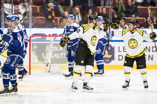 Brynäs Jesper Jensen och Kevin Clark jublar