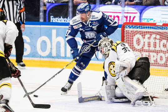Chans för Leksands Jesper Ollas framför Brynäs målvakt