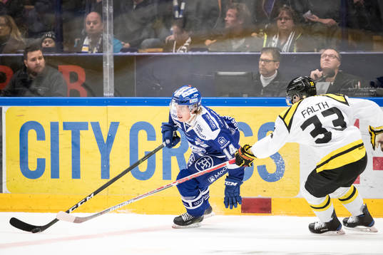 Leksands Oskar Lang med pucken jagas av Brynäs Elias