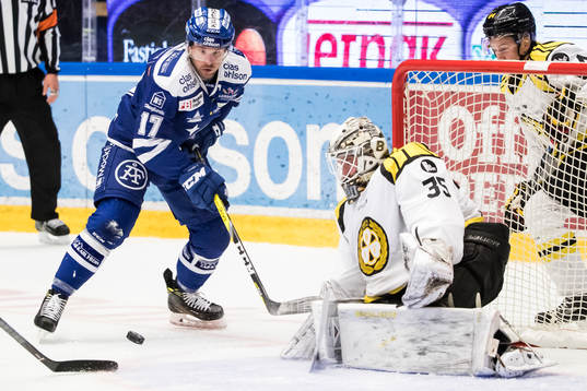Chans för Leksands Jesper Ollas framför Brynäs målvakt