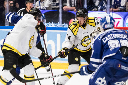 Brynäs Jacob Blomqvist tar pucken med axeln i