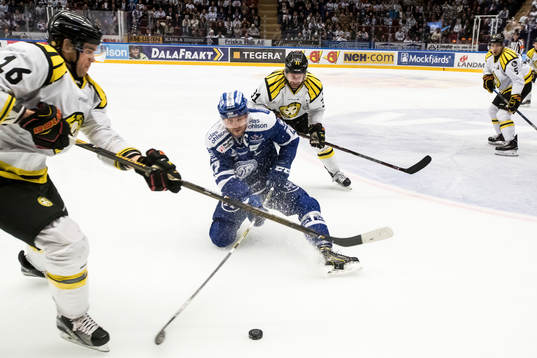 Brynäs Daniel Paille och Leksands Jesper Ollas i kamp om