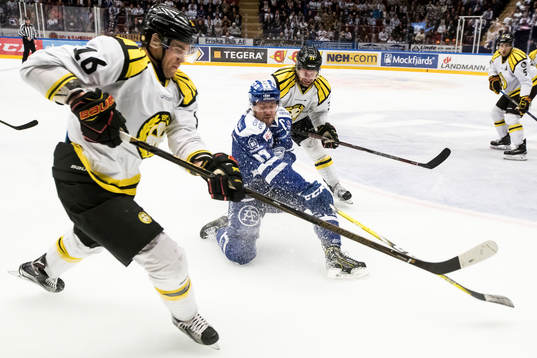 Brynäs Daniel Paille och Leksands Jesper Ollas i kamp om