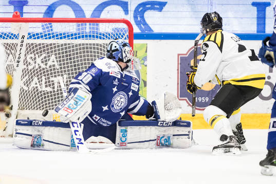 Brynäs Kevin Clark gör 1-4 bakom Leksands målvakt Henrik