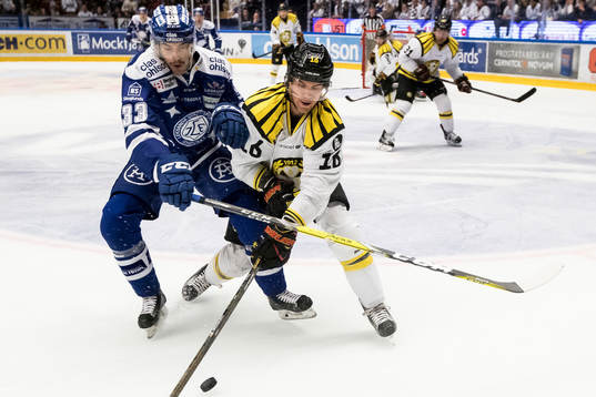 Kamp om pucken mellan Leksands Markus Lauridsen och Brynäs